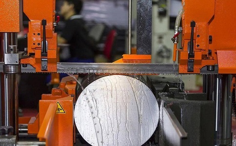 青川立式金属带锯床切削出现跑带故障解决方法！